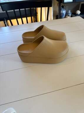 Crocs Women's Dylan Platform Clog Wheat Tan Size 8